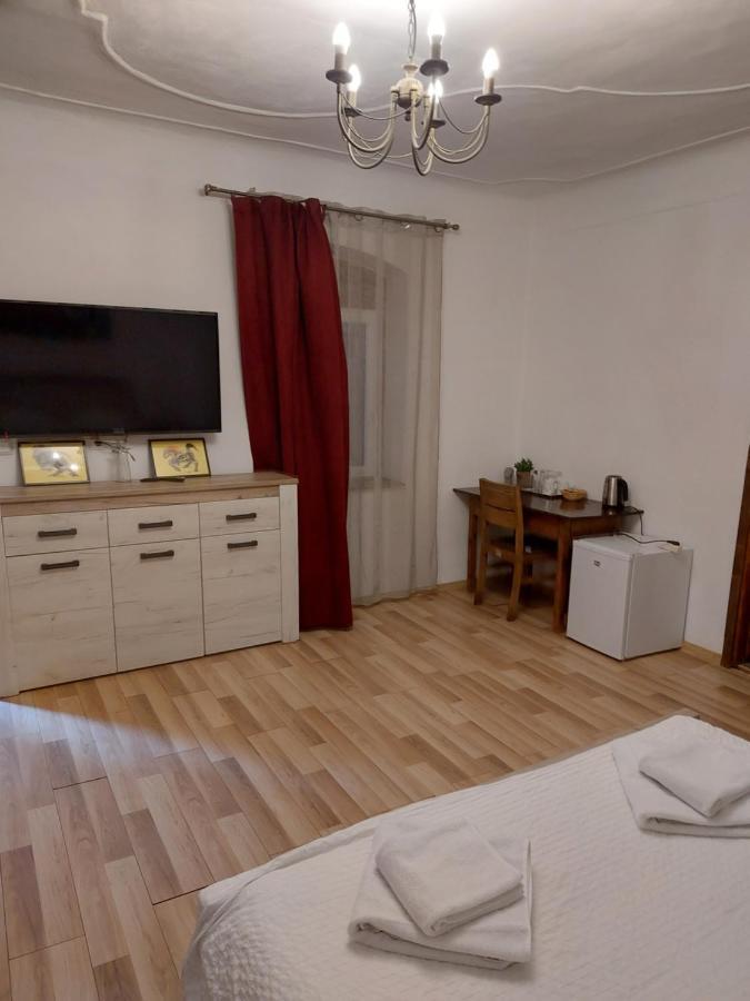 Poet Pastior 3*